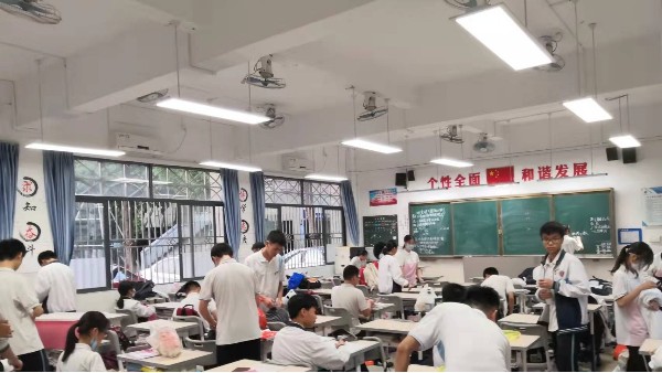 中小学生怎样<i style='color:red'>预防近视</i>呢？近视防控不可忽视的是教室照明