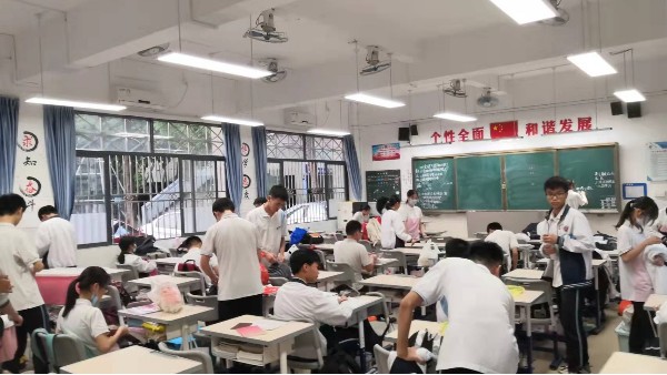 关爱学生，中小学校要从护眼健康的教室照明开始